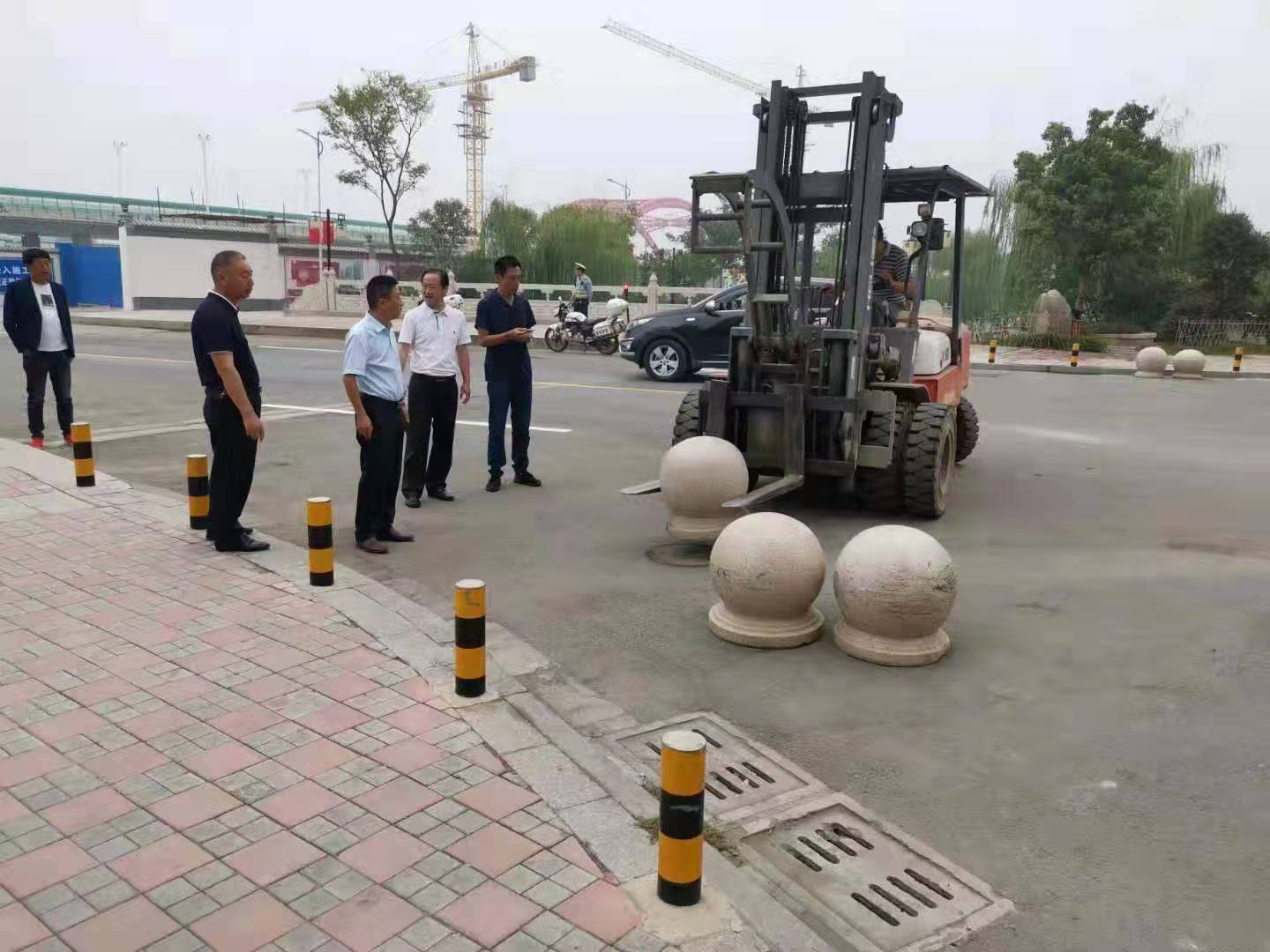 為向新中國成立七十周年獻禮，市城建集團攻堅克難，實現(xiàn)了北門棚改區(qū)域民生路10月1日零時順利通車。國慶假期，市城建集團堅持做好一線工作，在與交警部門共同做好民生路通車保障工作外，抓細(xì)節(jié)，抓落實，確保其他各項工作有序推進。.jpg